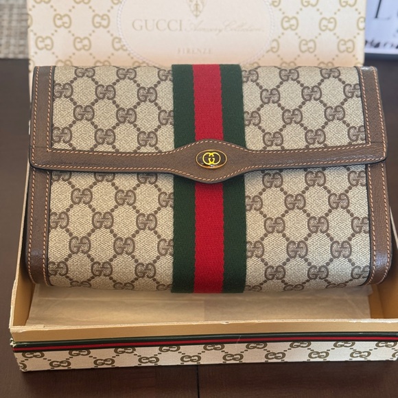 Gucci Beige GG Supreme Canvas Clutch with Red & Green Web Stripe - Picture 2 of 13